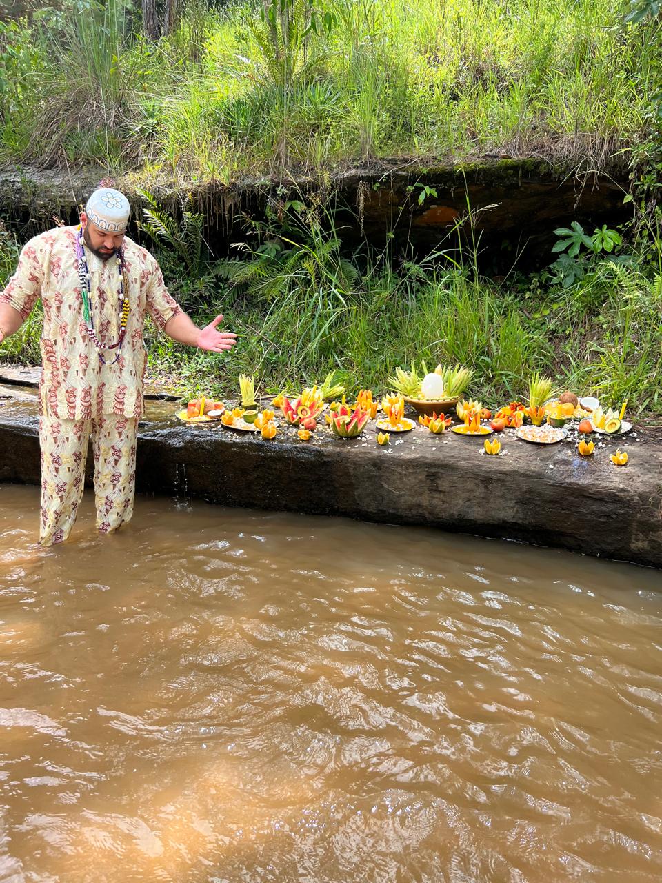 Pai Sebastian fazendo oferendas no rio